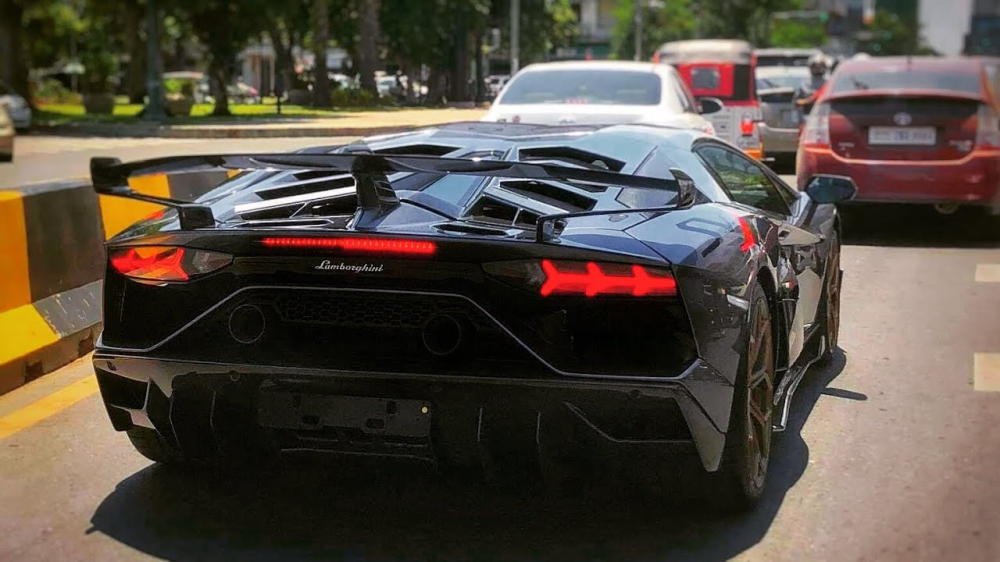 Hình ảnh siêu xe Lamborghini Aventador SVJ trên đường phố Campuchia Hình ảnh siêu xe Lamborghini Aventador SVJ trên đường phố Campuchia