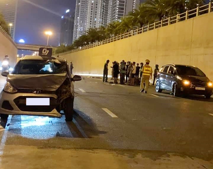 Hiện trường vụ tai nạn giữa xe máy với xe taxi khiến xe taxi hư hỏng nặng đầu xe
