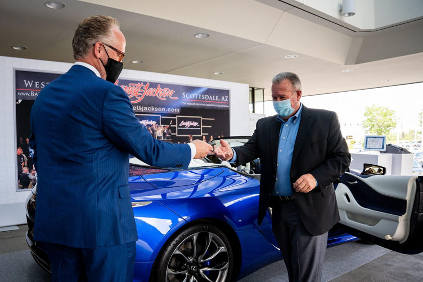 Sau nhiều tháng chờ đợi, ông Stevinson đã nhận được chiếc xe Lexus mui trần độc đáo