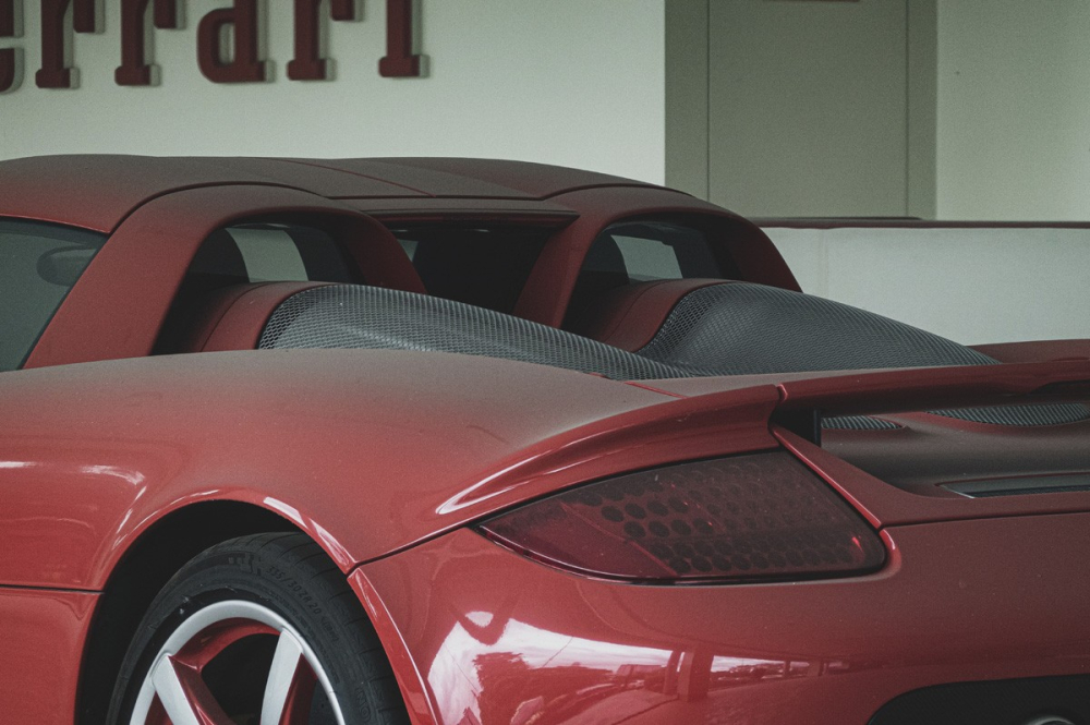 Porsche Carrera GT sở hữu khối động cơ V10 mạnh mẽ