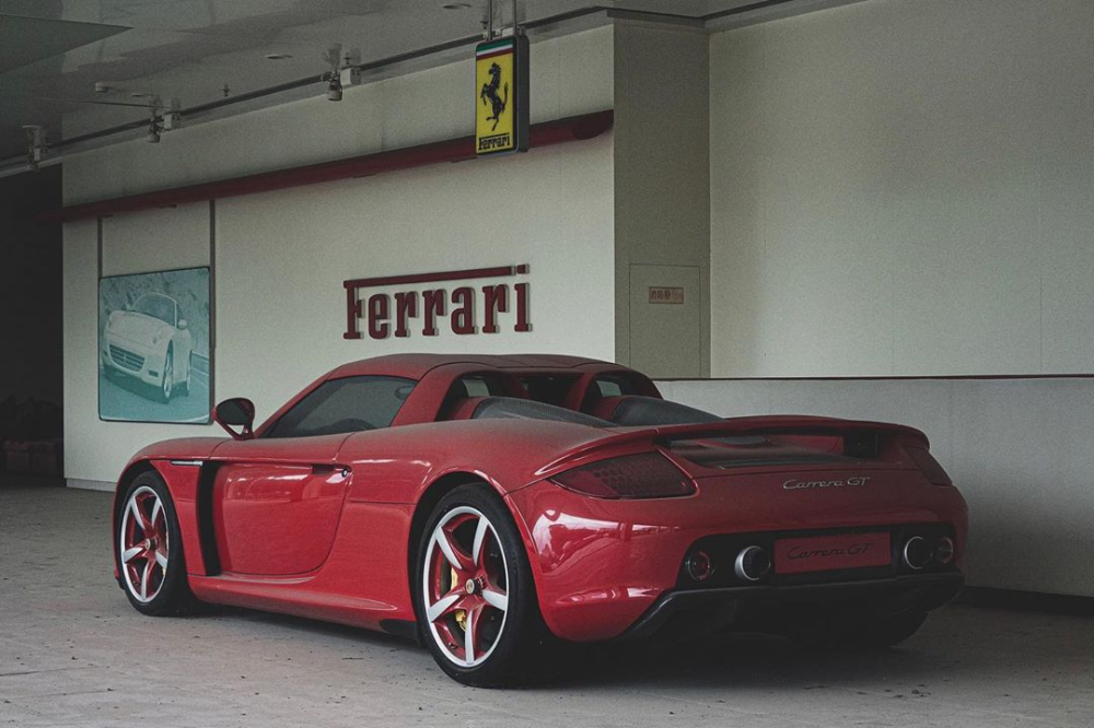 Chiếc siêu xe Porsche Carrera GT được sơn màu đỏ Zanzibar Red Metallic hiếm