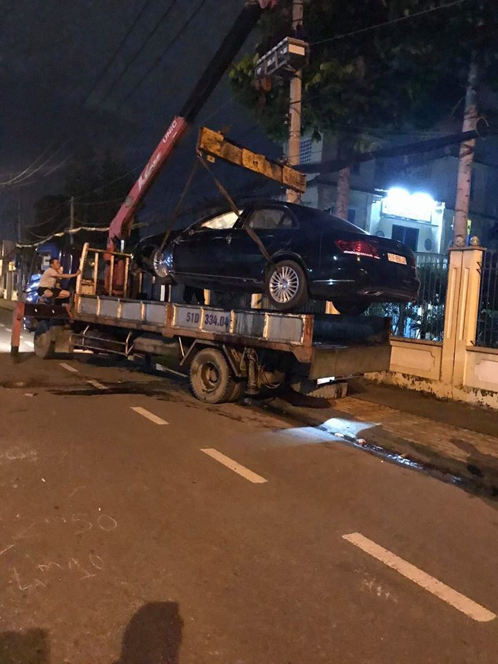 Chiếc &ocirc; t&ocirc; Mercedes-Benz được đưa đi khỏi hiện trường