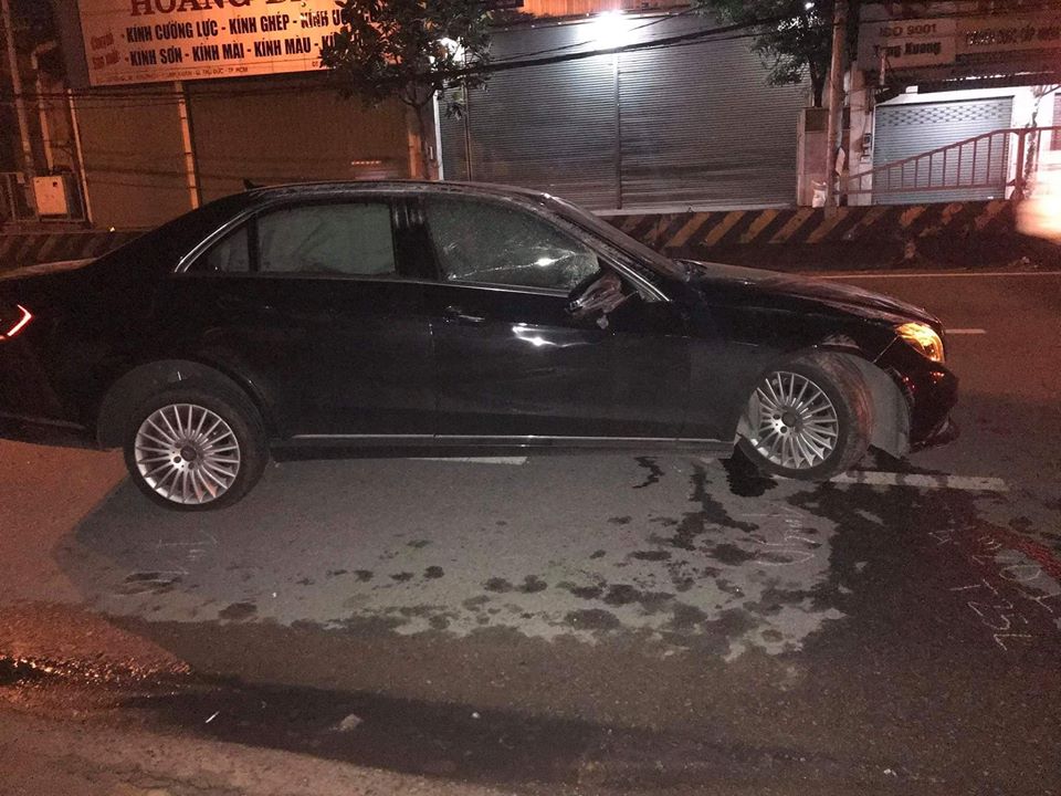 T&agrave;i xế điều khiển chiếc &ocirc; t&ocirc; Mercedes-Benz rời khỏi hiện trường, kh&ocirc;ng chịu đo nồng độ cồn