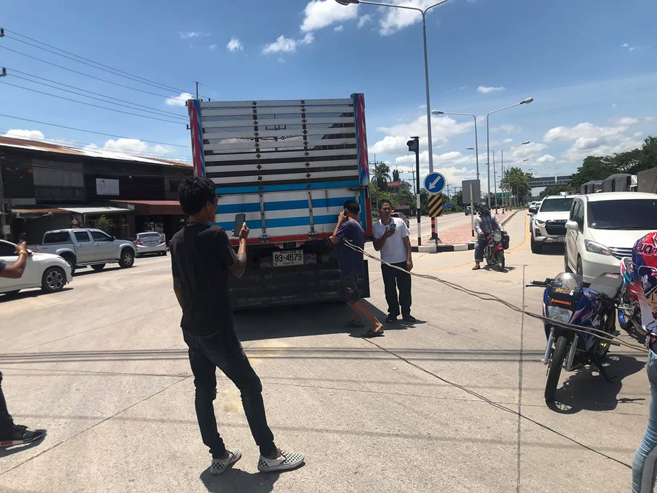 Người dân phong toả tuyến đường xảy ra tai nạn