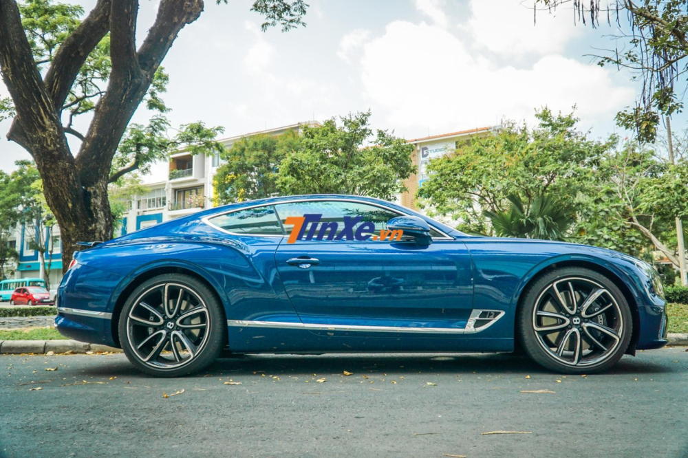 Bentley Continental GT thế hệ thứ 3 c&oacute; đường n&eacute;t bo tr&ograve;n rất thể thao nhưng cũng đầy qu&yacute; tộc