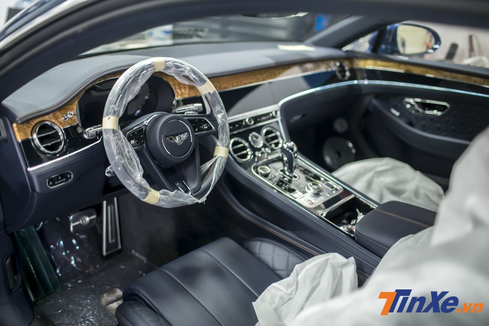 B&ecirc;n trong khoang l&aacute;i của Bentley Continental GT đời mới đầu ti&ecirc;n về Việt Nam