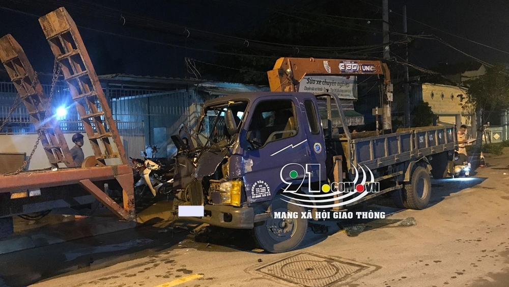 Hiện trường vụ chiếc xe tải màu xanh tông vào đuôi xe tải lớn đỗ bên đường