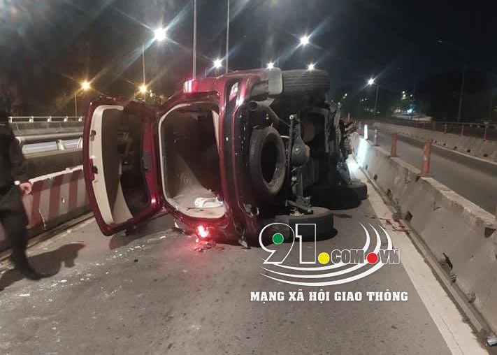 Hiện trường vụ xe ô tô Isuzu lật nghiêng trên cầu ông Lớn vào rạng sáng nay
