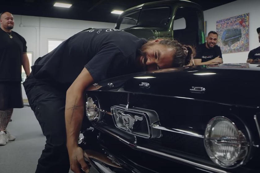 Jason Momoa ôm lấy chiếc Ford Mustang đã được phục chế Jason Momoa ôm lấy chiếc Ford Mustang đã được phục chế