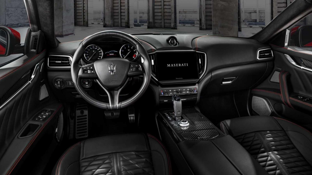 Nội thất b&ecirc;n trong Maserati Ghibli Trofeo
