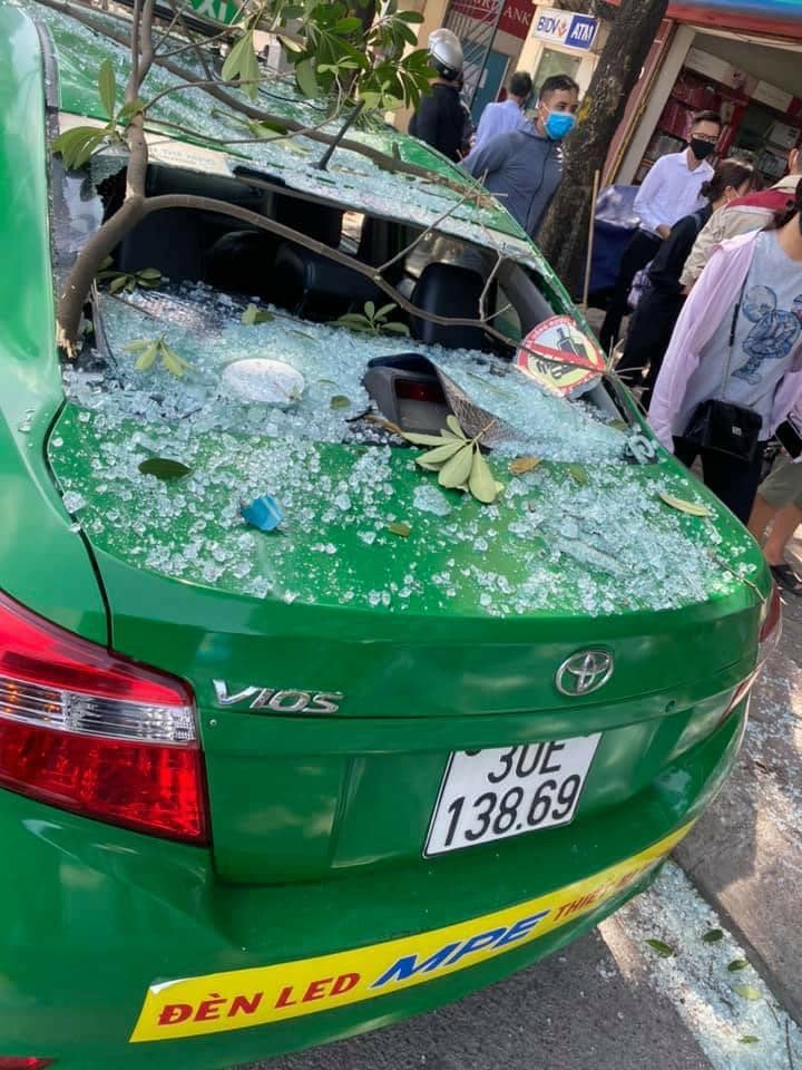 Chiếc taxi Mai Linh bị vỡ nát kính sau Chiếc taxi Mai Linh bị vỡ nát kính sau