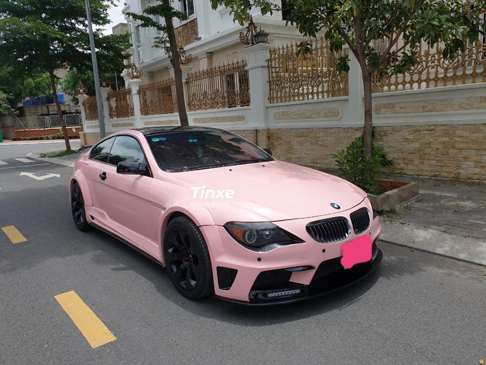Mới đ&acirc;y, h&igrave;nh ảnh một chiếc xe thể thao BMW 6-Series thế hệ thứ 2 mang m&atilde; E63 xuất hiện tr&ecirc;n đường phố S&agrave;i th&agrave;nh với ngoại thất c&oacute; m&agrave;u hồng nữ t&iacute;nh đ&atilde; lập tức g&acirc;y sự ch&uacute; &yacute; với người đi đường v&agrave; cả cộng đồng mạng.