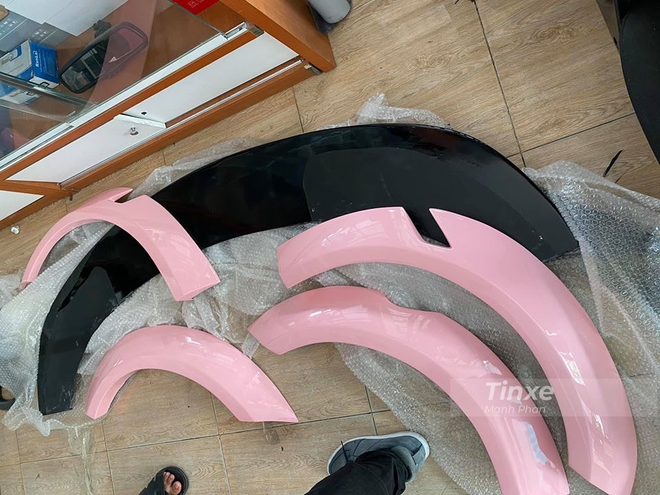 Những người thợ đ&atilde; th&aacute;o bỏ một số chi tiết tr&ecirc;n chiếc BMW 6-Series thế hệ thứ 2 để d&aacute;n đề-cam m&agrave;u hồng cho đẹp mắt nhất.