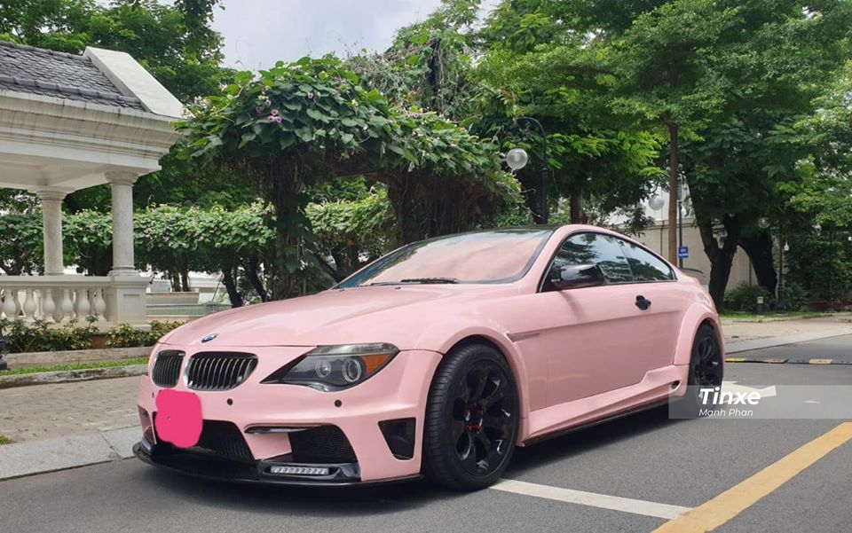 Trong thời gian gần đ&acirc;y, m&agrave;u hồng đang được rất nhiều chủ nh&acirc;n của si&ecirc;u xe, xe si&ecirc;u sang v&agrave; cả xe thể thao tại Việt Nam lựa chọn l&agrave;m bộ &aacute;o ch&iacute;nh cho năm Canh T&yacute; n&agrave;y. Th&agrave;nh vi&ecirc;n mới nhất gia nhập c&aacute;c mẫu xe c&oacute; m&agrave;u hồng ch&iacute;nh l&agrave; BMW 6-Series độ body kit rất c&aacute; t&iacute;nh tại S&agrave;i th&agrave;nh.