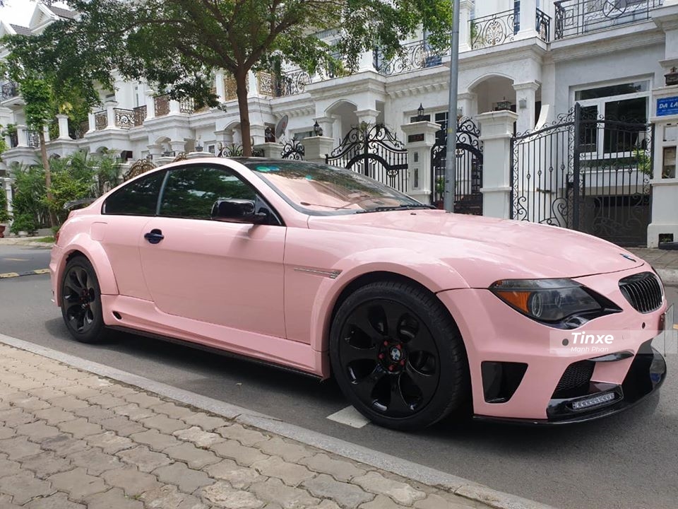 Diện mạo của chiếc xe thể thao BMW 6-Series đời cũ sau khi được th&aacute;y &aacute;o sang m&agrave;u hồng c&aacute; t&iacute;nh. B&ecirc;n cạnh đ&oacute;, ngoại thất xe c&ograve;n c&oacute; bộ body kit rất c&aacute; t&iacute;nh v&agrave; hầm hố bao gồm cản va trước c&oacute; t&iacute;ch hợp dải đ&egrave;n LED hai b&ecirc;n h&ocirc;ng, m&acirc;m xe 7 chấu đơn sơn đen v&agrave; c&aacute;nh gi&oacute; đu&ocirc;i cố định khổng lồ.