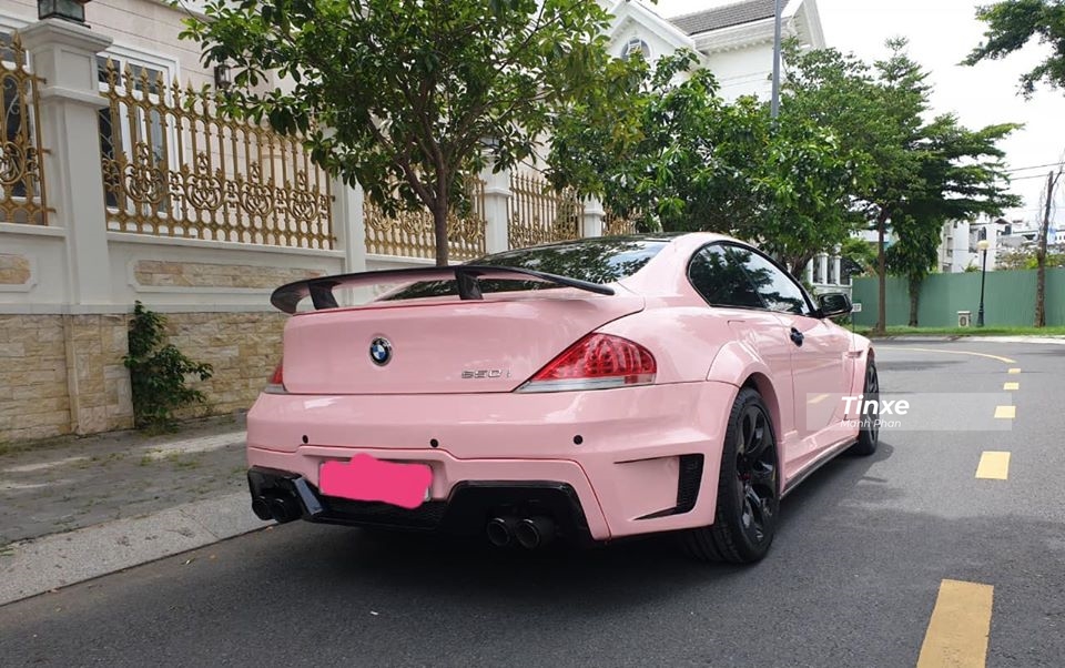 BMW 650i được trang bị khối động cơ V8, dung t&iacute;ch 4.8 l&iacute;t, sản sinh ra c&ocirc;ng suất tối đa 362 m&atilde; lực tại v&ograve;ng tua m&aacute;y 6.300 v&ograve;ng/ph&uacute;t v&agrave; m&ocirc;-men xoắn cực đại 490 Nm tại v&ograve;ng tua m&aacute;y 3.400 v&ograve;ng/ph&uacute;t. Chiếc xe trong b&agrave;i được chủ nh&acirc;n n&acirc;ng cấp lại hệ thống ống xả độ cho xe nhằm mang đến tiếng thở uy lực hơn.