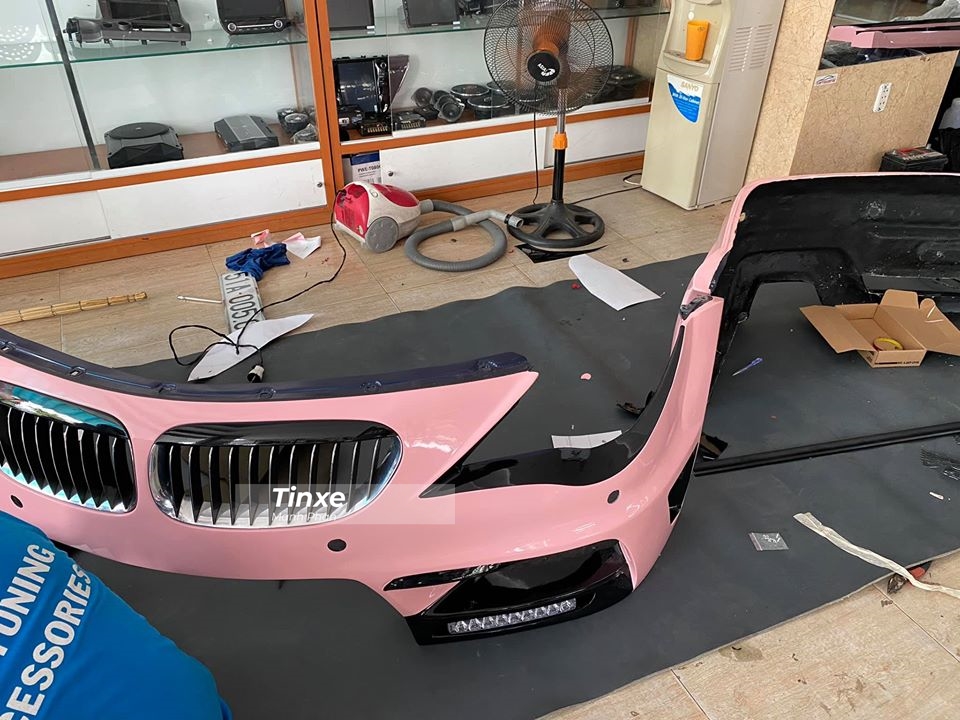 Mặt ca-lăng của chiếc xe BMW 6-Series mang E63 n&agrave;y cũng được th&aacute;o rời khỏi xe để thay &aacute;o sang m&agrave;u hồng. C&aacute;c chi tiết độ giữ nguy&ecirc;n bản m&agrave;u đen.