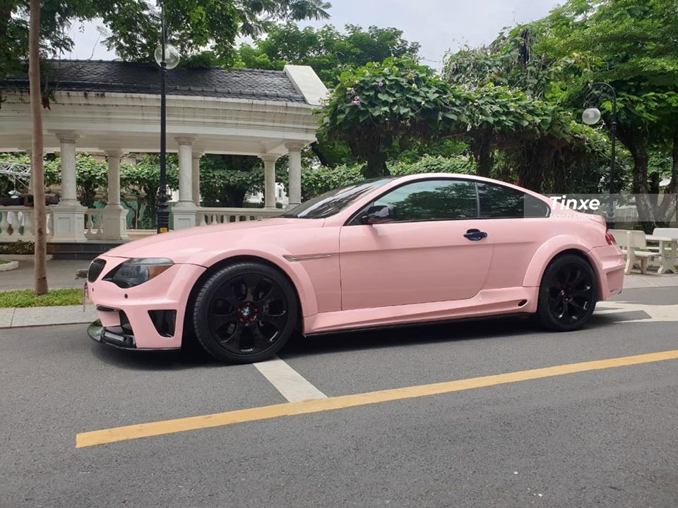 BMW 6-Series mang m&atilde; E63 được sản xuất từ năm 2003 đến 2010 th&igrave; dừng b&aacute;n h&agrave;ng, xe sử dụng chung nền tảng với E60 5 Series. Ri&ecirc;ng phi&ecirc;n bản BMW 650i d&aacute;n m&agrave;u hồng n&agrave;y được sản xuất trong v&ograve;ng 5 năm, từ năm 2006 đến 2010.