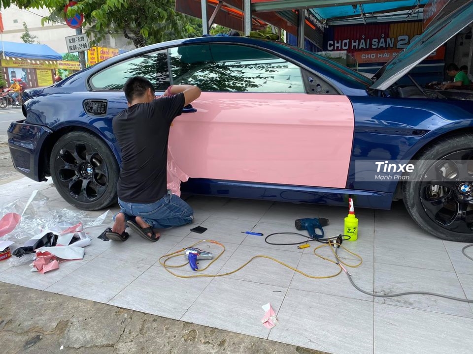 Tương tự như c&aacute;c xe kh&aacute;c thay &aacute;o m&agrave;u hồng trước đ&oacute;, chủ nh&acirc;n của chiếc xe BMW 6-Series thế hệ thứ 2 tại S&agrave;i th&agrave;nh cũng lựa chọn thay &aacute;o cho xe bằng phương ph&aacute;p d&aacute;n đề can. C&ocirc;ng việc n&agrave;y đơn giản v&agrave; &iacute;t rườm r&agrave; hơn so với thay &aacute;o bằng c&aacute;ch sơn đổi m&agrave;u trực tiếp hoặc sơn lột.