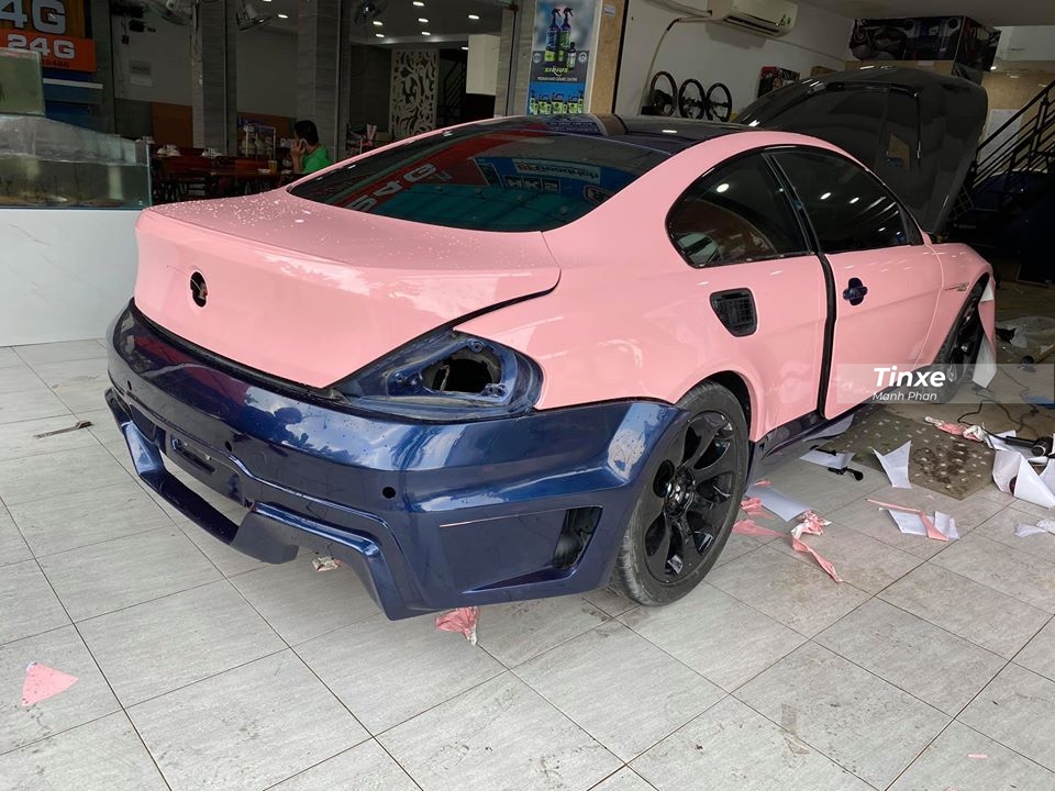 Dễ d&agrave;ng nhận thấy rằng, m&agrave;u sơn nguy&ecirc;n bản của chiếc xe thể thao hạng sang BMW 6-Series thế hệ thứ 2 trước khi chuyển sang bộ &aacute;o m&agrave;u hồng ch&iacute;nh l&agrave; m&agrave;u xanh dương.