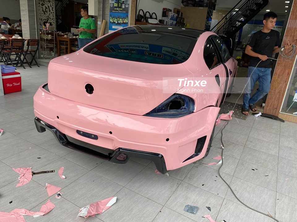 C&ocirc;ng việc d&aacute;n bộ &aacute;o m&agrave;u hồng cho chiếc BMW 6-Series thế hệ thứ 2 mất khoảng 1 ng&agrave;y thi c&ocirc;ng nhưng kh&ocirc;ng r&otilde; số tiền chủ nh&acirc;n của xe bỏ ra để thay &aacute;o cho chiếc xe thể thao n&agrave;y.