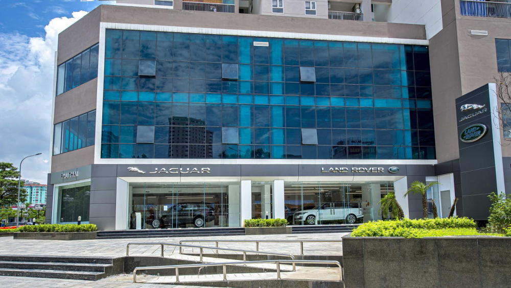 Showroom Jaguar Land Rover mới được khai trương tại H&agrave; Nội.