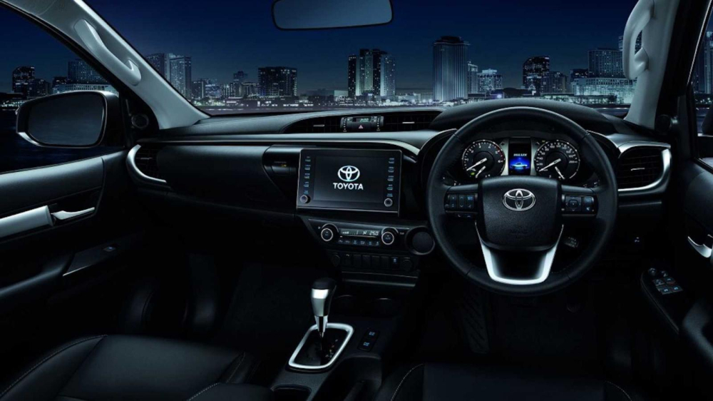 Tổng thể nội thất của Toyota Hilux 2020 không có gì thay đổi mà chỉ bổ sung các trang bị