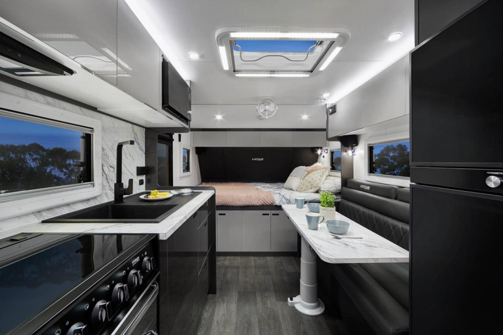 Nội thất&nbsp;của&nbsp;Lotus Caravans Off Grid 2020