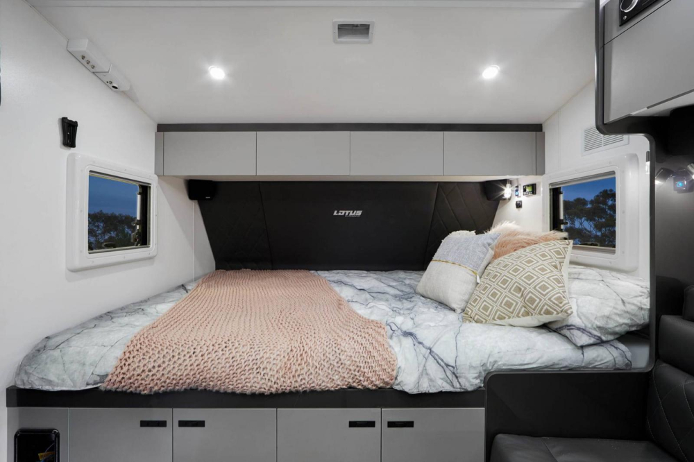 Giường ngủ cỡ lớn tr&ecirc;n&nbsp;Lotus Caravans Off Grid 2020
