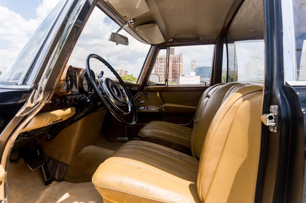 Bên trong chiếc limousine siêu sang là nội thất bọc da màu nâu sang trọng Bên trong chiếc limousine siêu sang là nội thất bọc da màu nâu sang trọng
