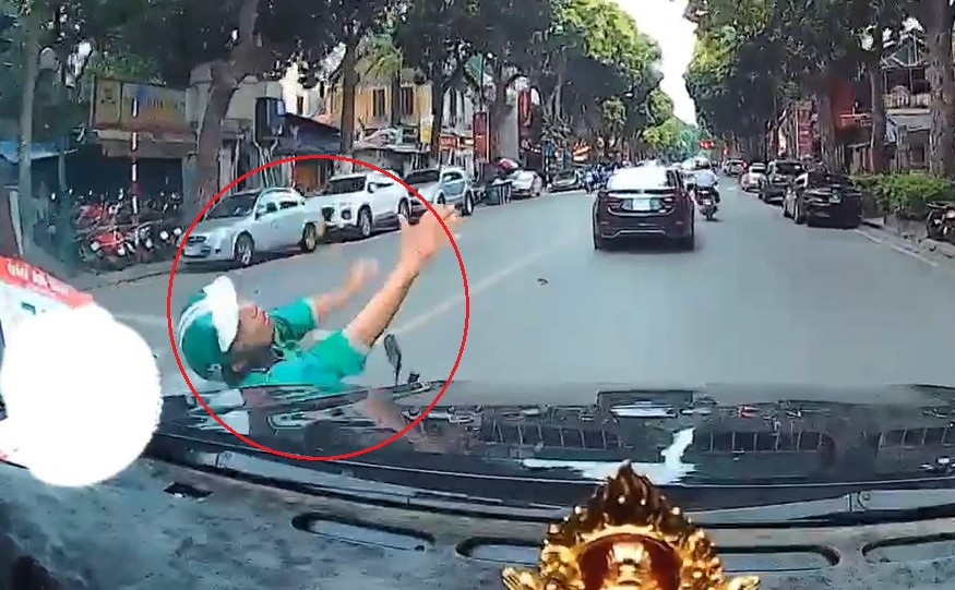 Tài xế GrabBike vượt đèn đỏ, va chạm với ô tô tại ngã tư