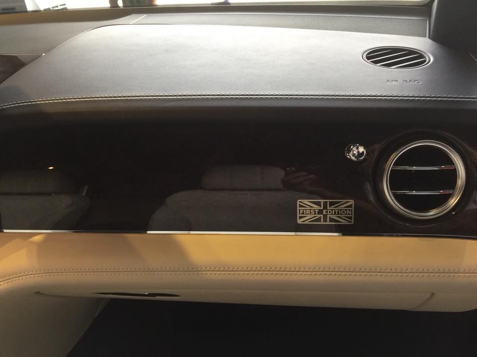Logo cờ Anh Union Jack cùng dòng chữ First Edition ở trên bảng táp-lô của Bentley Bentayga phiên bản giới hạn 608 chiếc trên toàn thế giới