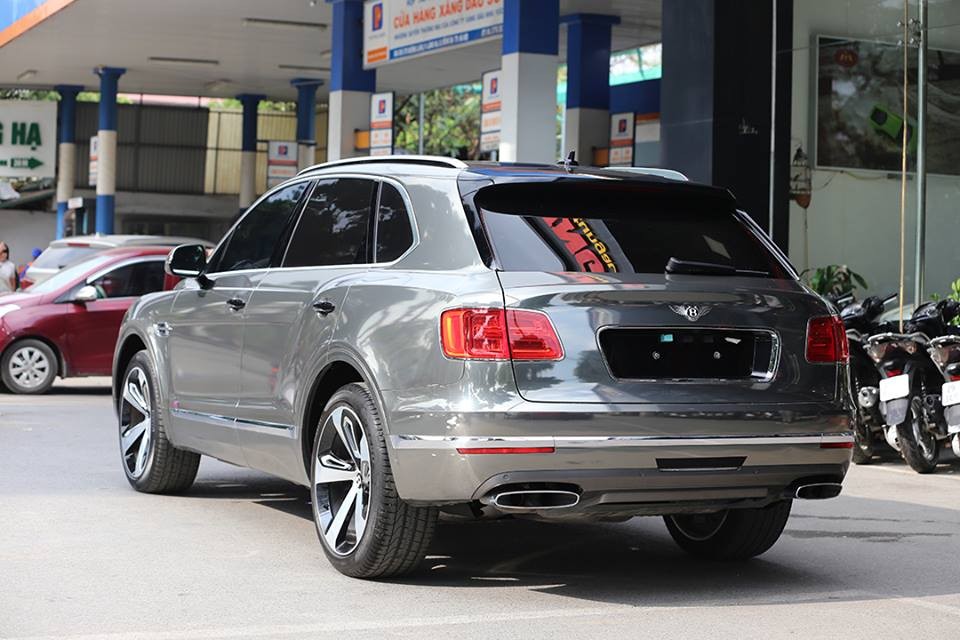 Bentley Bentayga First Edition với bộ áo màu crom bằng đề-can