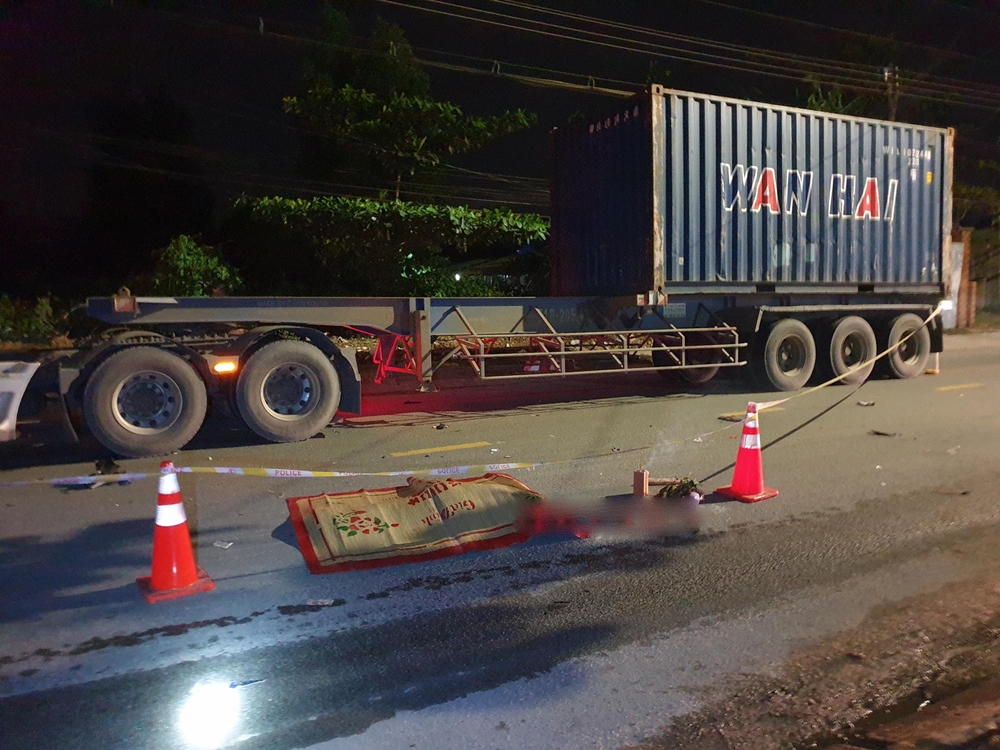 Hiện trường vụ tai nạn giao thông giữa xe Honda Winner X với xe container làm nam thanh niên tử vong tại chỗ Hiện trường vụ tai nạn giao thông giữa xe Honda Winner X với xe container làm nam thanh niên tử vong tại chỗ