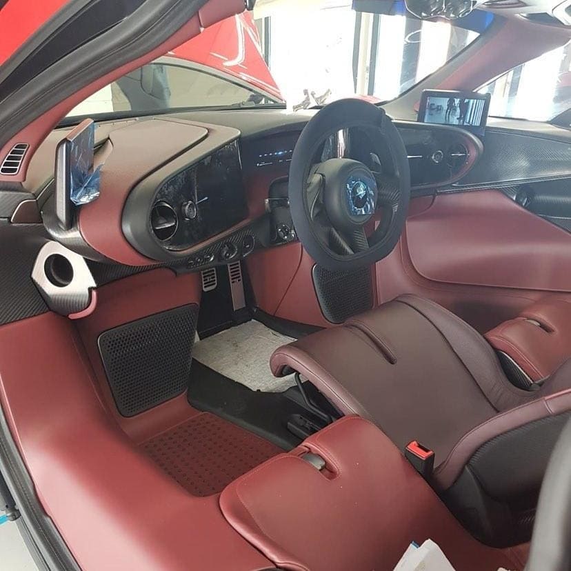 Nội thất 3 chỗ ngồi trên siêu xe McLaren Speedtail ở Singapore có màu đỏ Nội thất 3 chỗ ngồi trên siêu xe McLaren Speedtail ở Singapore có màu đỏ