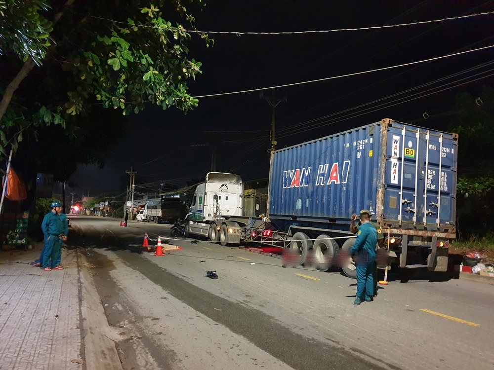Lực lượng chức năng phong toả hiện trường vụ tai nạn Lực lượng chức năng phong toả hiện trường vụ tai nạn
