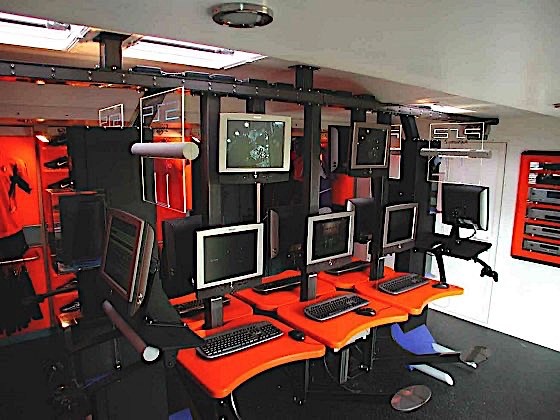 Điểm hấp dẫn ở chiếc xe là không gian chơi game cực chất ở phía sau