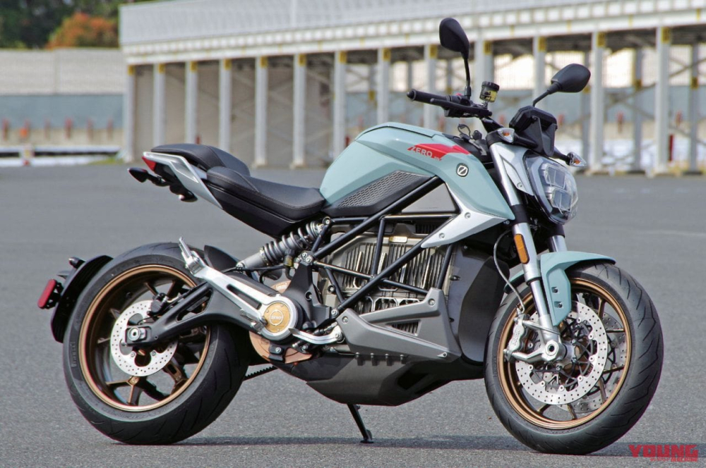 Dáng vẻ naked bike hoàn thiện trên mô tô điện Zero SR/F Dáng vẻ naked bike hoàn thiện trên mô tô điện Zero SR/F