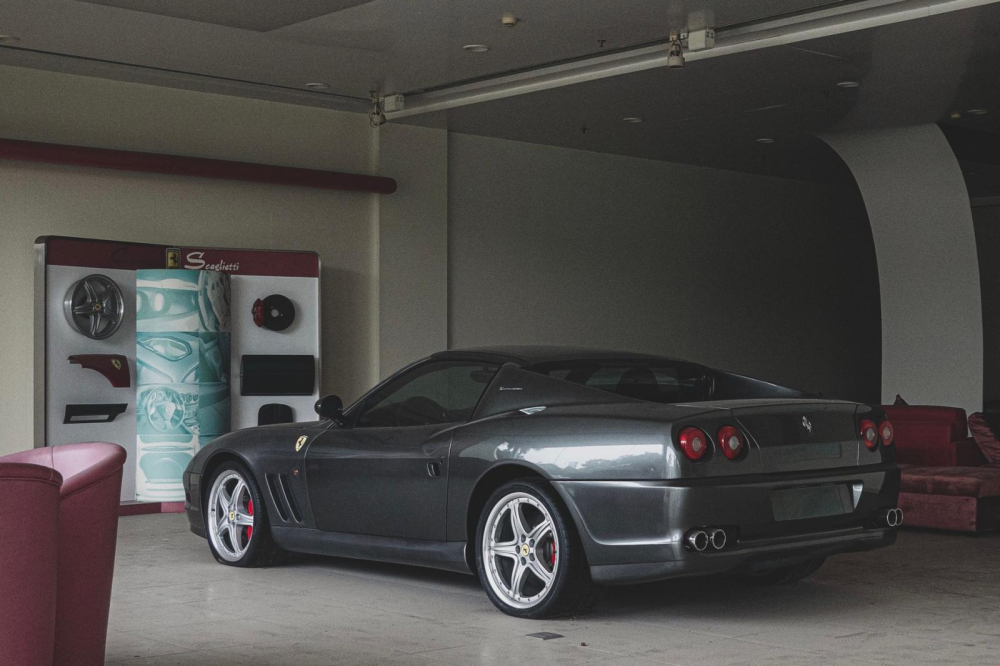 Chiếc Ferrari 575 Superamerica bị bỏ rơi trong đại l&yacute; &ocirc; t&ocirc; đ&atilde; đ&oacute;ng cửa tại Trung Quốc