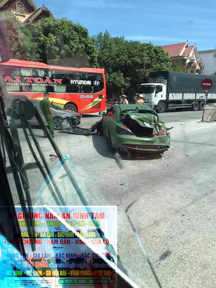 Chiếc &ocirc; t&ocirc; Kia cũng bị vỡ n&aacute;t đầu xe