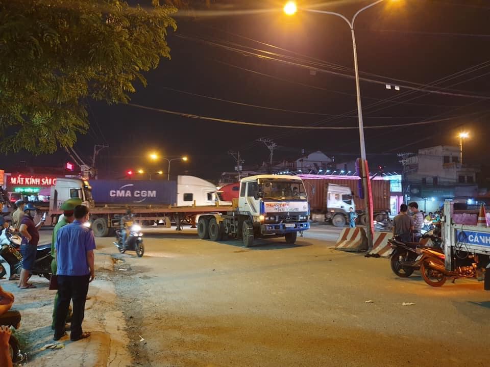 Hiện trường vụ tai nạn xe container ôm cua tông vào xe đạp khiến 3 mẹ con bán vé số thương vong