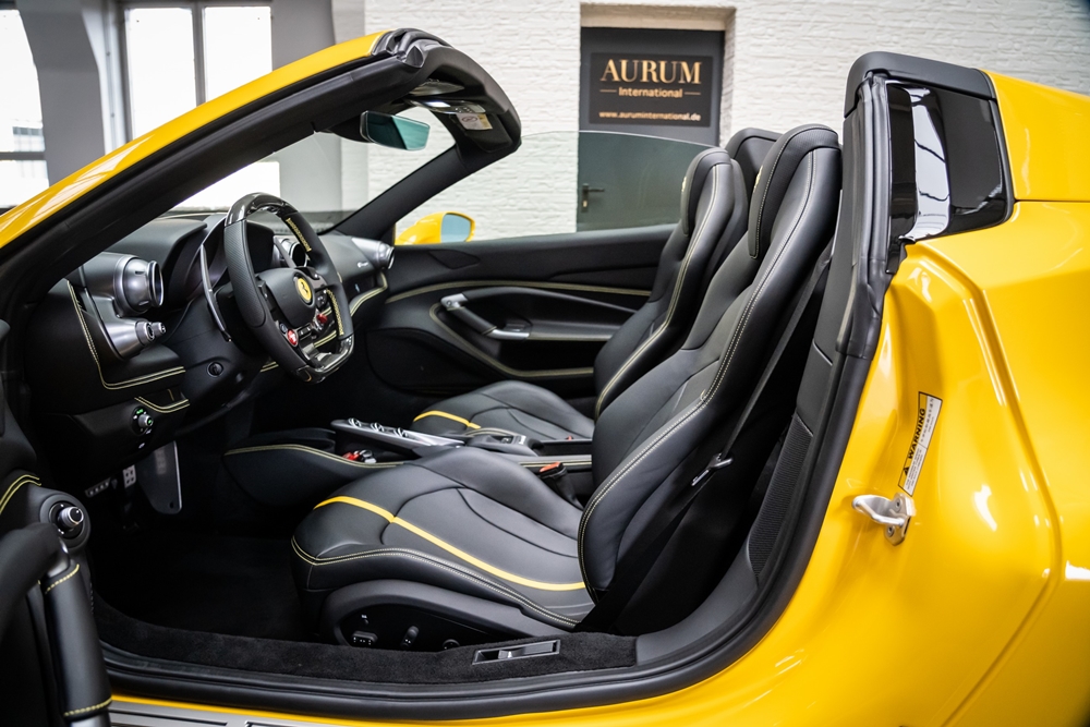 Mở cửa bước vào trong khoang lái, nội thất của chiếc siêu xe mui trần Ferrari F8 Spider đầu tiên về Việt Nam hoàn thành với tông màu tối. Mở cửa bước vào trong khoang lái, nội thất của chiếc siêu xe mui trần Ferrari F8 Spider đầu tiên về Việt Nam hoàn thành với tông màu tối.