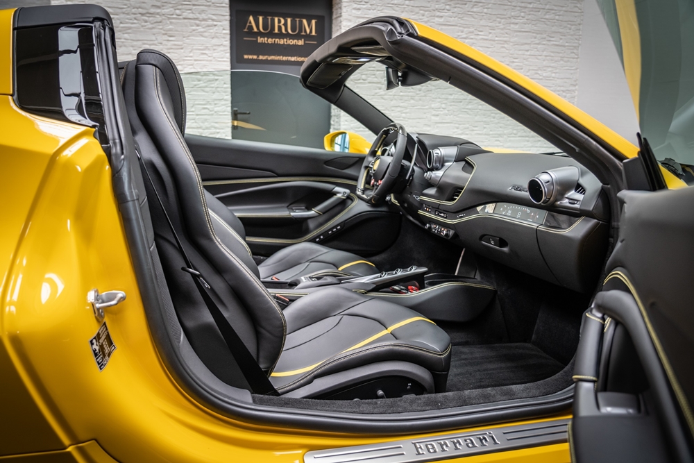 Cận cảnh vẻ đẹp nội thất của siêu xe mui trần Ferrari F8 Spider đầu tiên về Việt Nam. Cận cảnh vẻ đẹp nội thất của siêu xe mui trần Ferrari F8 Spider đầu tiên về Việt Nam.