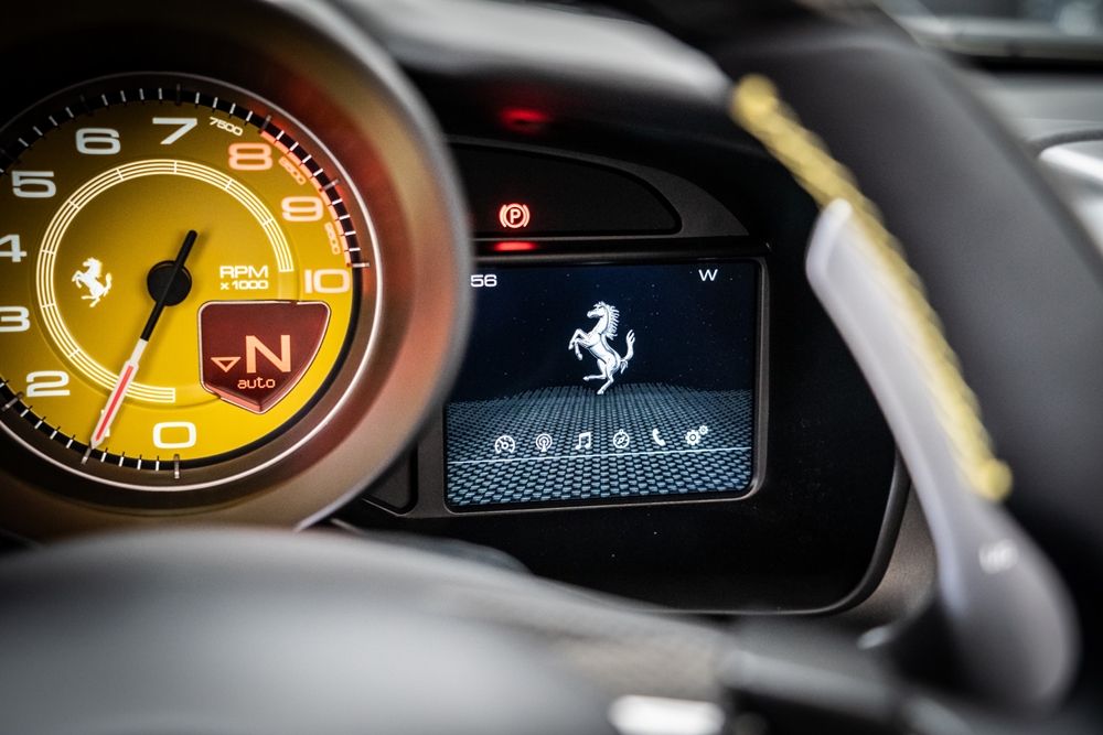 Siêu xe mui trần Ferrari F8 Spider đầu tiên được mang về Việt Nam được trang bị động cơ V8, dung tích 3.9 lít, tăng áp kép, tạo ra công suất tối đa 711 mã lực và mô-men cực đại 770 Nm. Các thông số này tương đương với Ferrari 488 Pista Spider. Siêu xe mui trần Ferrari F8 Spider đầu tiên được mang về Việt Nam được trang bị động cơ V8, dung tích 3.9 lít, tăng áp kép, tạo ra công suất tối đa 711 mã lực và mô-men cực đại 770 Nm. Các thông số này tương đương với Ferrari 488 Pista Spider.