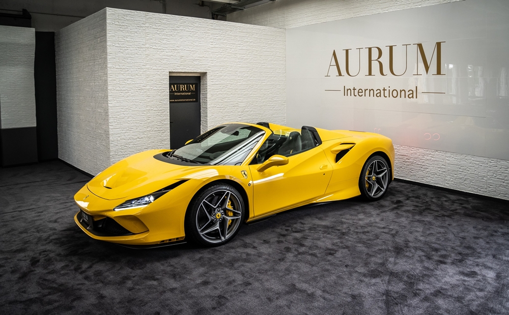 Chiếc siêu xe Ferrari F8 Spider đầu tiên về Việt Nam có màu sơn vàng rất nổi bật. Theo như công bố của đại lý ở Đức, xe chỉ mới lăn bánh khoảng 50 km, tức còn trong diện mới toanh. Xe có giá bán tại Đức khoảng 338.000 Euro, tương đương 9,22 tỷ đồng chưa bao gồm thuế VAT. Chiếc siêu xe Ferrari F8 Spider đầu tiên về Việt Nam có màu sơn vàng rất nổi bật. Theo như công bố của đại lý ở Đức, xe chỉ mới lăn bánh khoảng 50 km, tức còn trong diện mới toanh. Xe có giá bán tại Đức khoảng 338.000 Euro, tương đương 9,22 tỷ đồng chưa bao gồm thuế VAT.