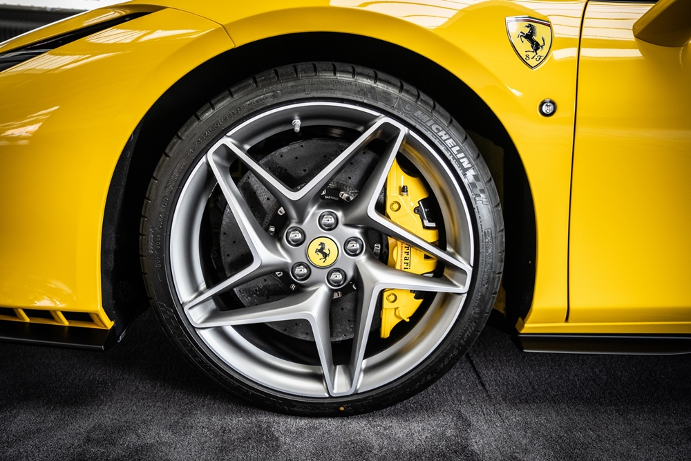 Đối thủ chính của siêu xe mui trần Ferrari F8 Spider sẽ là McLaren 720S Spider hay Lamborghini Huracan EVO Spyder. Hiện chỉ có duy nhất Lamborghini Huracan EVO Spyder là chưa về Việt Nam, còn McLaren 720S Spider đã có số lượng lên đến 6 chiếc và ước tính con số này sẽ tăng lên hơn 8 chiếc đến cuối năm nay. Đối thủ chính của siêu xe mui trần Ferrari F8 Spider sẽ là McLaren 720S Spider hay Lamborghini Huracan EVO Spyder. Hiện chỉ có duy nhất Lamborghini Huracan EVO Spyder là chưa về Việt Nam, còn McLaren 720S Spider đã có số lượng lên đến 6 chiếc và ước tính con số này sẽ tăng lên hơn 8 chiếc đến cuối năm nay.