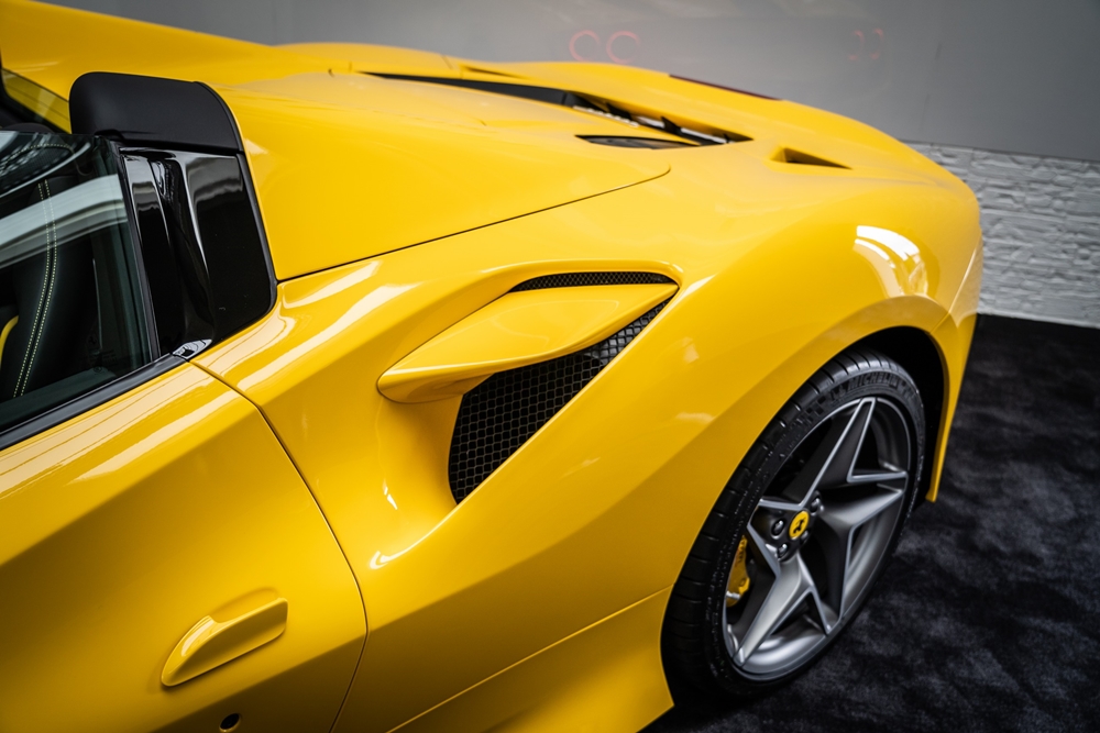 Việc thêm vào phần mui xếp cứng khiến chiếc siêu xe mui trần Ferrari F8 Spider nặng hơn biến thể mui cứng là Ferrari F8 Tributo khoảng 70 kg. Tuy nhiên, Ferrari F8 Spider vẫn nhẹ hơn người tiền nhiệm là Ferrari 488 Spider đến tận 20 kg. Việc thêm vào phần mui xếp cứng khiến chiếc siêu xe mui trần Ferrari F8 Spider nặng hơn biến thể mui cứng là Ferrari F8 Tributo khoảng 70 kg. Tuy nhiên, Ferrari F8 Spider vẫn nhẹ hơn người tiền nhiệm là Ferrari 488 Spider đến tận 20 kg.