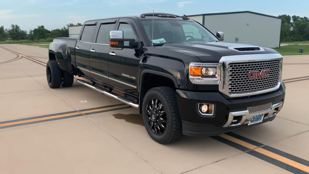Ph&iacute;a trước của chiếc&nbsp;GMC Sierra Denali HD 6 cửa