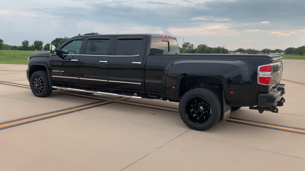 Ph&iacute;a sau của chiếc&nbsp;GMC Sierra&nbsp;Denali HD 6 cửa