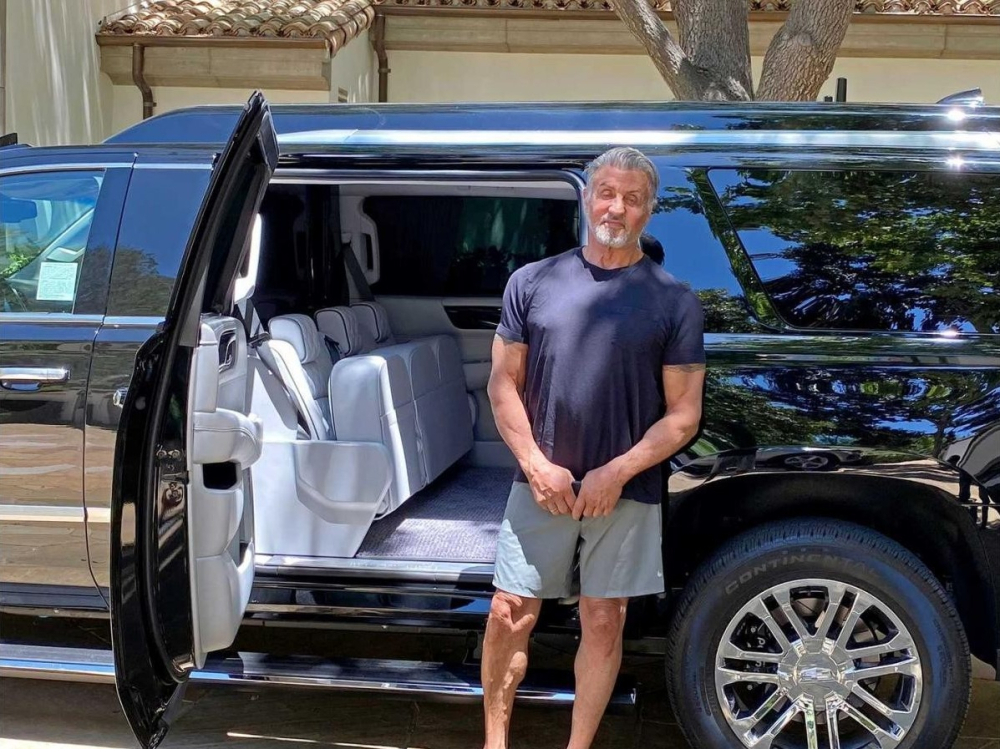 Hình ảnh Sylvester Stallone nhận xe